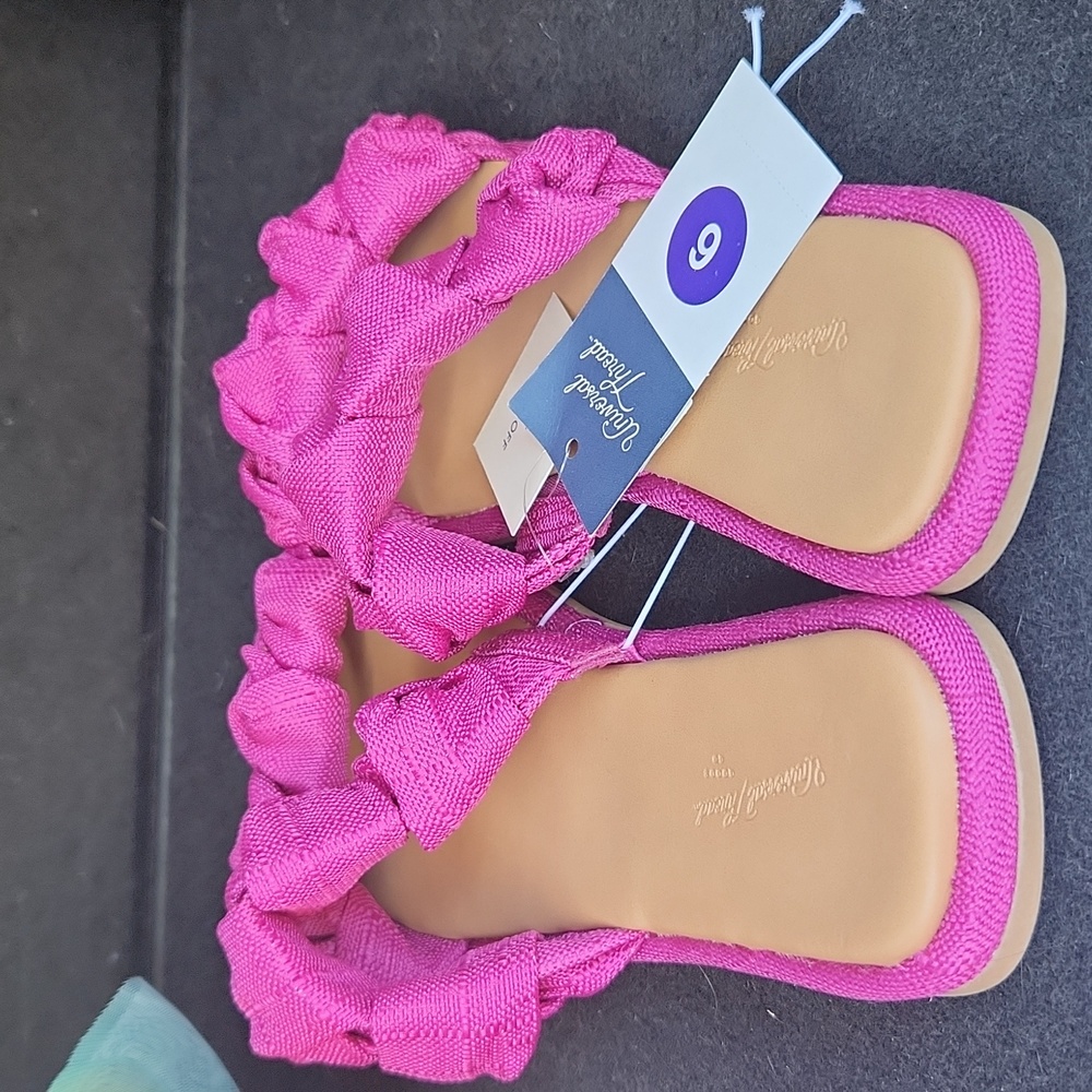🔴Universal Thread sandals - Picture 2 of 2